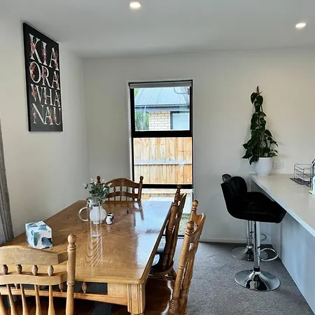 Location ,Location Sunny House In Rolleston Apartment Exterior photo